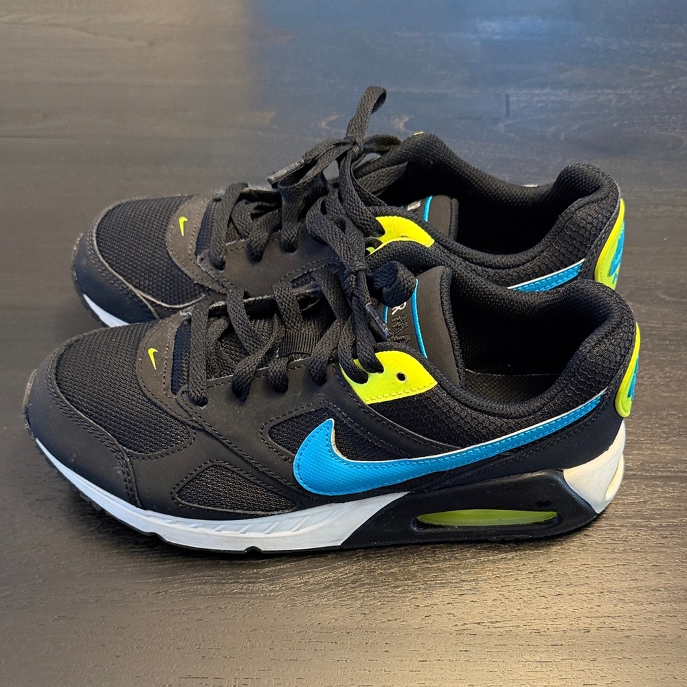 Nike Air Max IVO Sneakers - Black - Picture 5 of 6